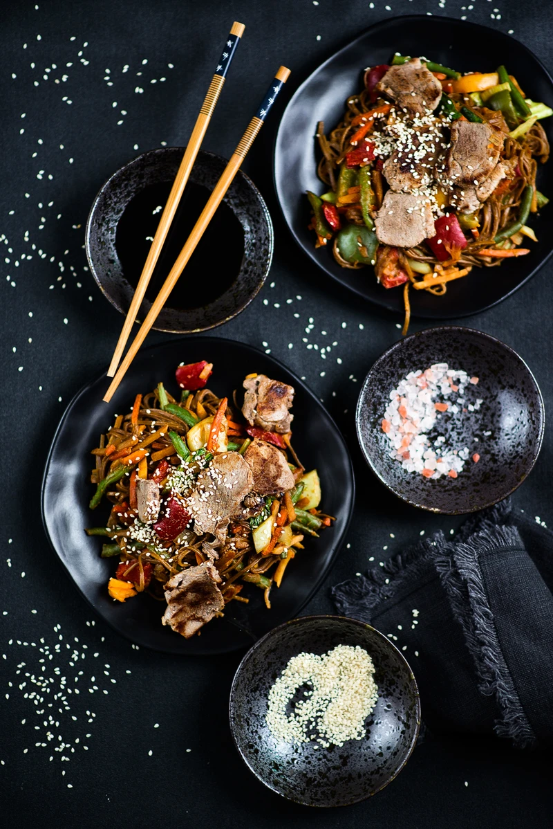 Makaron soba po azjatycku z warzywami i polędwiczką wieprzową