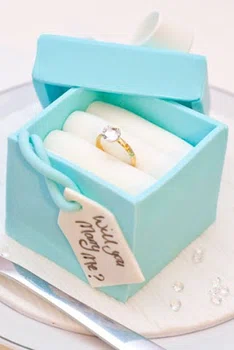 Torcik prezent z pierścionkiem