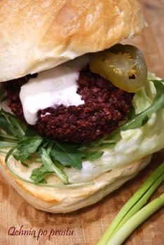 Buraczane burgery z komosą ryżową