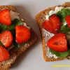Kanapki z rukolą i truskawkami - 273 kcal