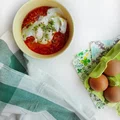 Pomidorowy ryż z jajkiem w koszulce, zdrowy i pożywny obiad z 3 składników