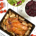 Kaczka pieczona z jabłkami w pomarańczowej glazurze