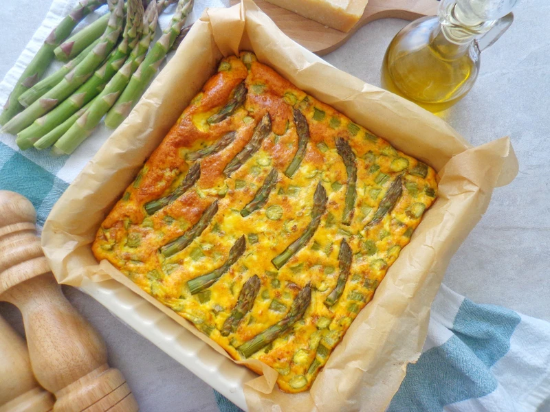 Pieczona frittata ze szparagami