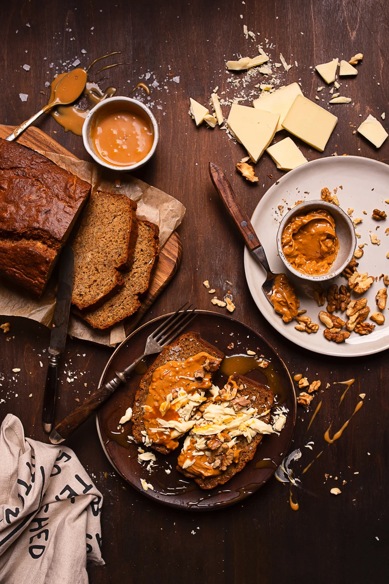 Chlebek bananowy z masłem orzechowym, białą czekoladą i karmelem