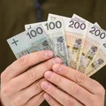 "Czy należy odbierać świadczenie 800 plus osobom bez pracy?" Odpowiedzi Polaków mówią same za siebie