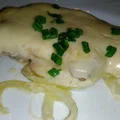 Schab pod pierzynką z majonezu i sera żółtego