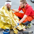 Może uratować życie, ale przyda się też w zwykłych sytuacjach! Sprawdź, jak działa koc termiczny