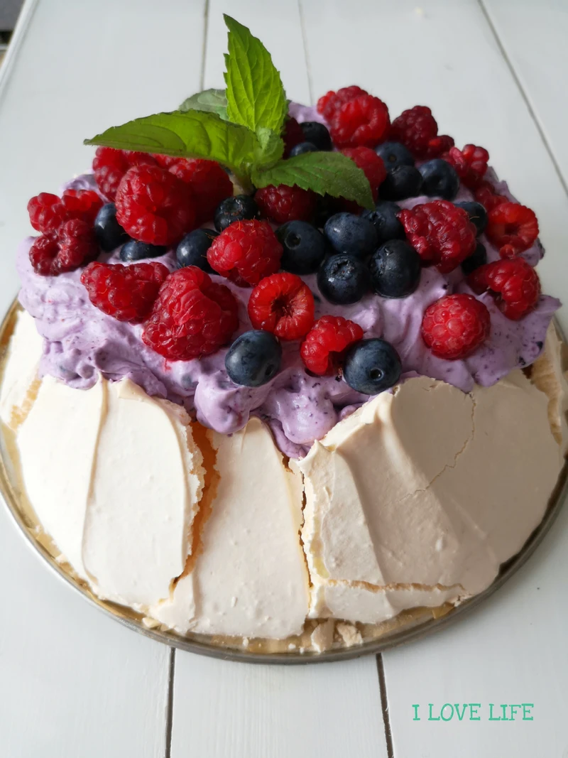 Pavlova z masą jagodową