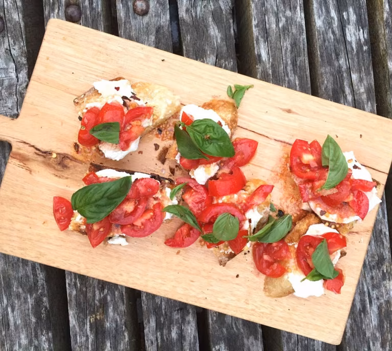 TOSTY Z POMIDORAMI I SEREM MOZZARELLA