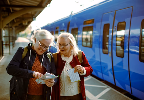 Seniorzy pojadą pociągiem za 1 zł!  Prawie darmowa podróż juz w listopadzie, ale jest kilka warunków