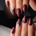 Bordowe paznokcie ze srebrnymi ozdobami