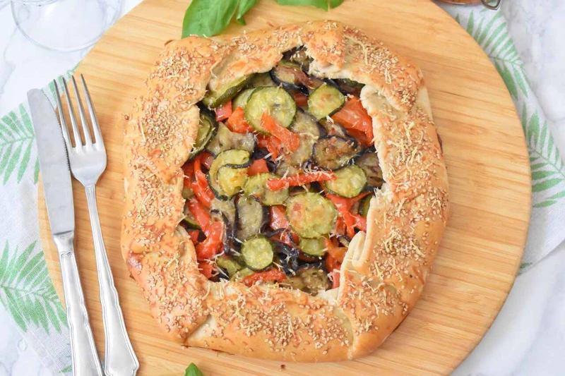 Wytrawna tarta galette z warzywami