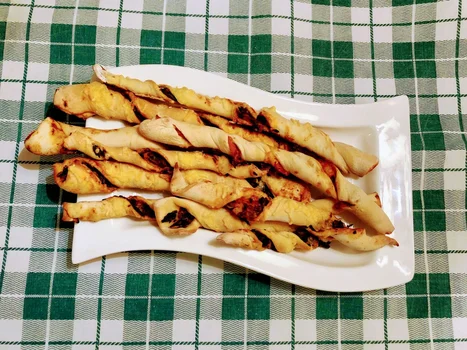 Sylwestrowa przekąska - paluchy z ciasta na pizzę