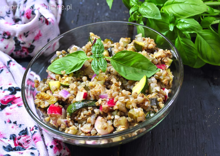 SAŁATKA Z KASZĄ GRYCZANĄ I WARZYWAMI (NA FIT LUNCH -170 KCAL)