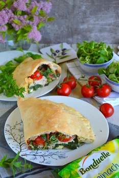 Calzone ze szpinakiem, pomidorkami, roszponką, szynką i mozzarellą