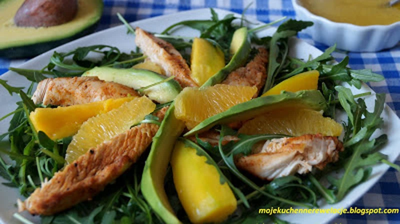 Sałatka z kurczakiem, mango, awokado i pomarańczą