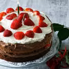 Naked cake z nutellą i truskawkami