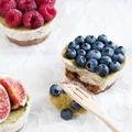 Mini serniczki proteinowe o smaku truskawek z bitą śmietaną