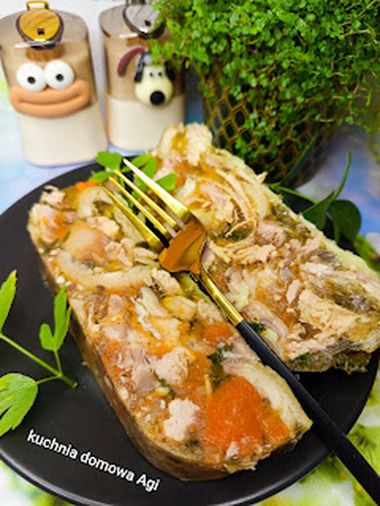 Galareta wieprzowa z nóg wieprzowych i żeberek pieczeniowych