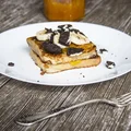 Wegańskie tosty francuskie  z dżemem z mirabelek, bananami i ciastkami Oreo