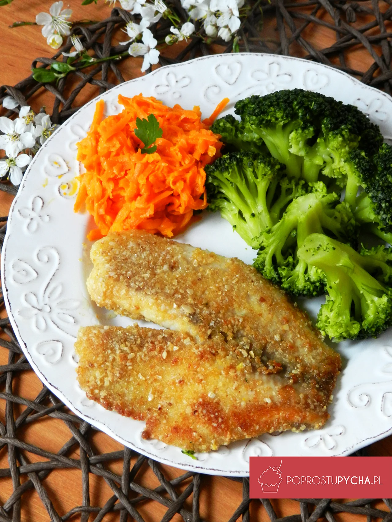 Fit ryba (tilapia) w owsianej panierce + brokuły + surówka z marchwi