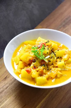 Curry kokosowe z ziemniakami i selerem naciowym