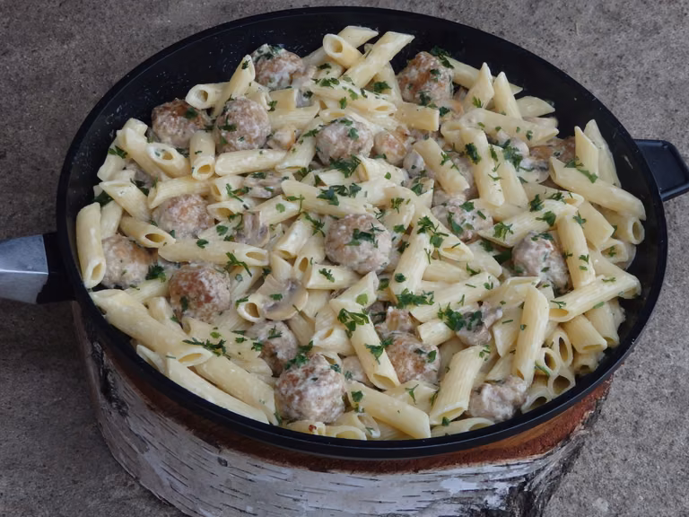 Rurki z klopsikami i pieczarkami w sosie śmietankowo-pieczarkowym