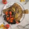 Pieczony turbot z jarmużem i pomidorami
