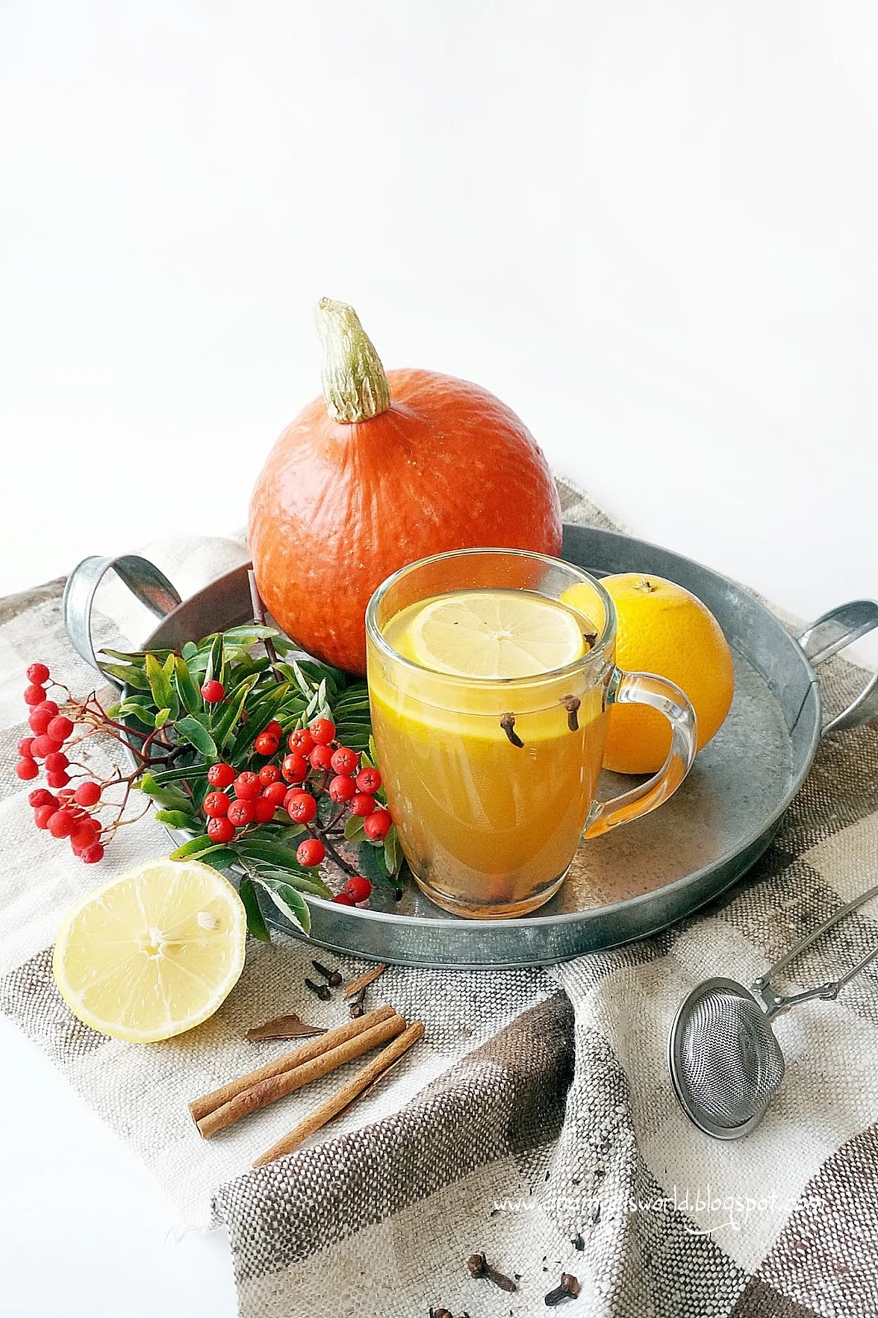 Jesienna herbata z miodem, cytryną, pomarańczą, goździkami i cynamonem