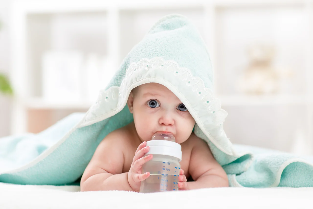Czy niemowlęta powinny pić wodę?