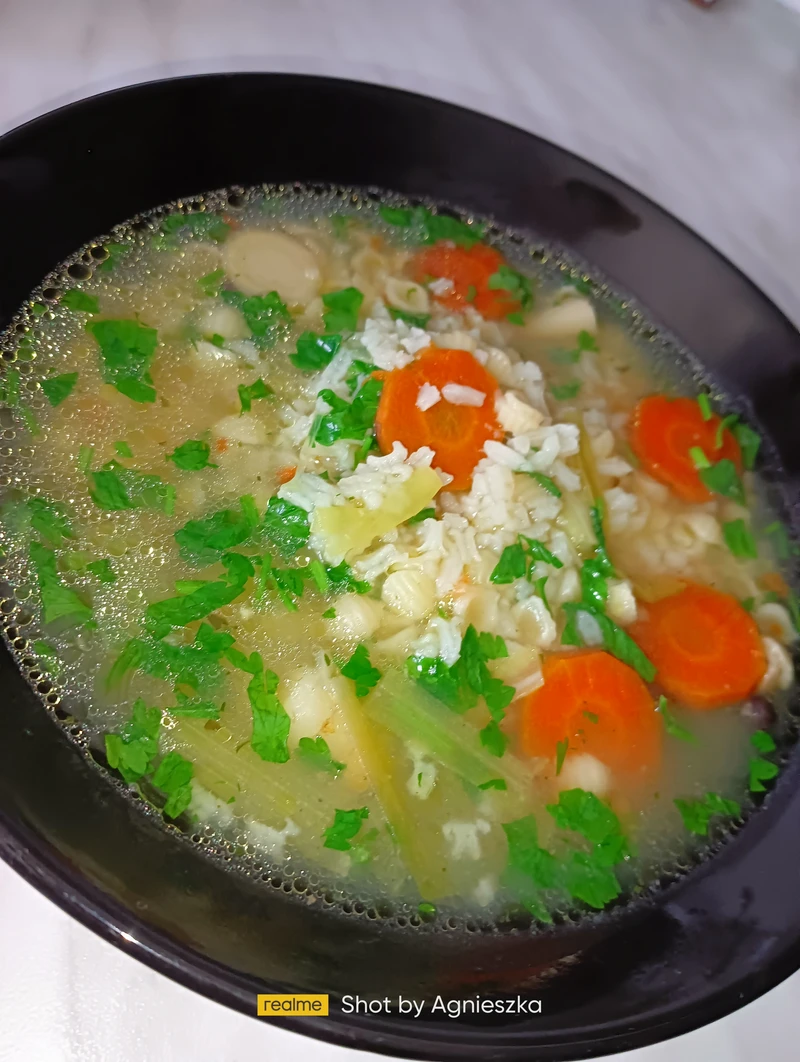 Zupa rosołowa z ryżem i makaronem drobnym