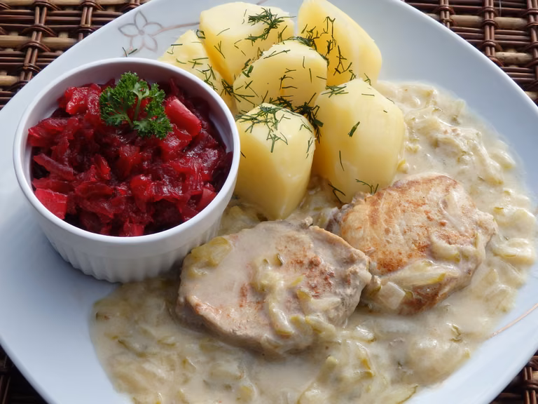 Schab duszony w sosie ogórkowym