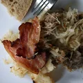 Karkówka pieczona w kiszonej kapuście