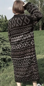 długi sweter na drutach