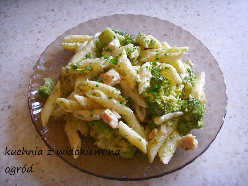Penne z brokułem i piersią kurczaka w sosie z serka mascarpone.