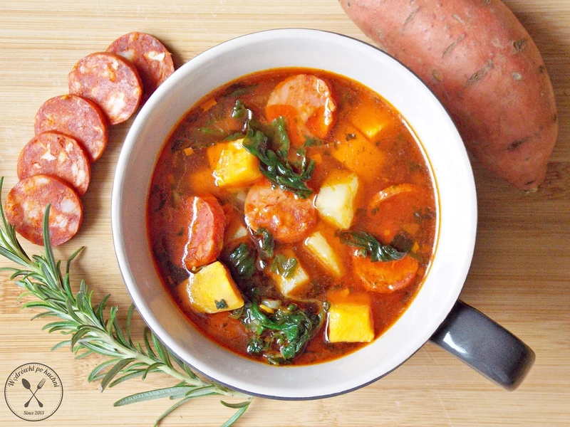 Portugalska zupa z batatów i chorizo
