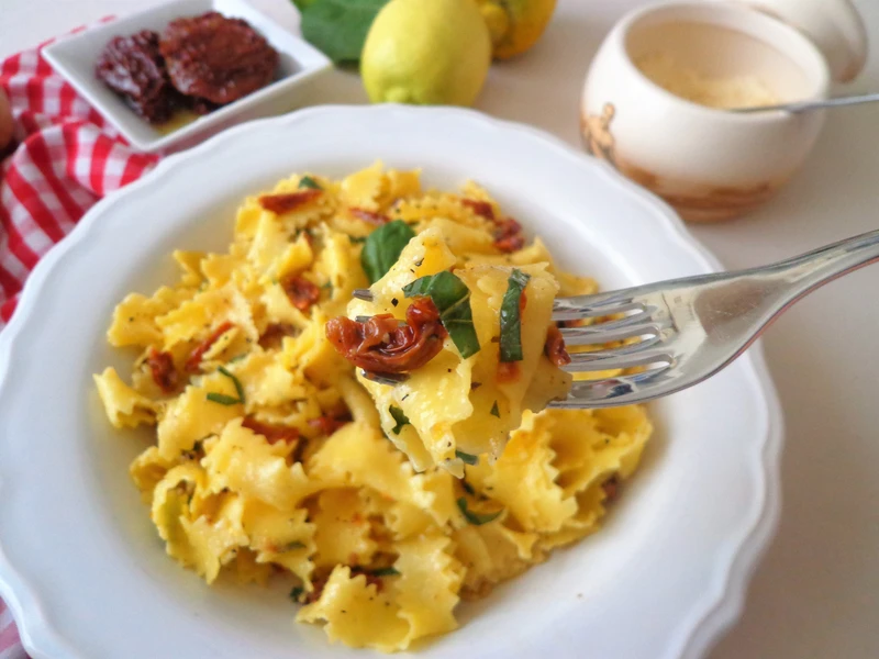 Makaron pappardelle z suszonymi pomidorami w cytrynowym sosie