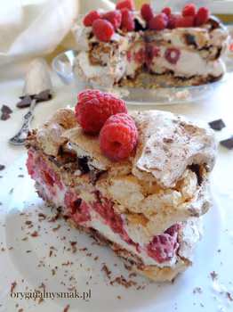 Tort bezowy z czekoladą i malinami