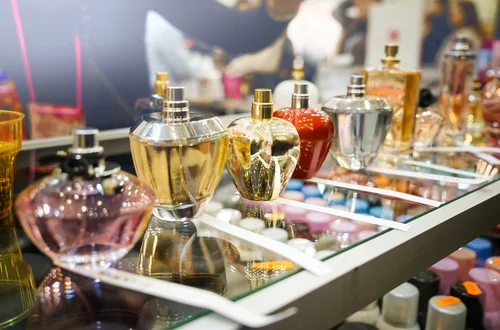 Kobiety pokochały zamiennik kultowego zapachu od Caroliny Herrery! Teraz kupisz go w Rossmannie za mniej niż 25 zł