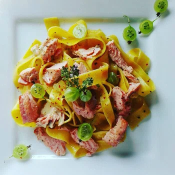 Papardelle z łososiem i musem agrestowym