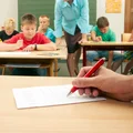 "Kupowanie" ocen z zachowania! Przynieś psią karmę, upiecz ciasto, a zdasz!