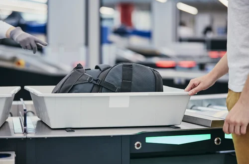 Rewolucyjne zmiany dla pasażerów na lotniskach! Koniec z uciążliwymi limitami, ale nie każdy skorzysta