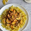 Makaron z cukinią, mięsem mielonym i czosnkiem niedźwiedzim