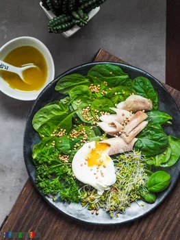 Sałatka z wędzonym pstrągiem