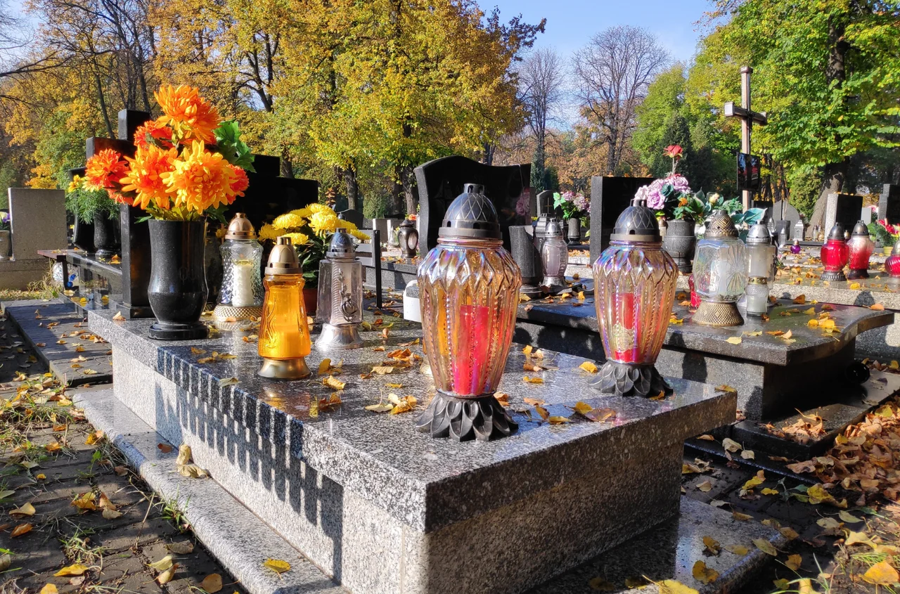 Można zapłacić nawet 5 tys. zł grzywny! Ludzie nie mają o tym pojęcia, a ciągle robią to na cmentarzach