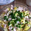 Sałatka z tortellini, porem i szynką