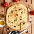 Foccacia z oliwkami i rozmarynem