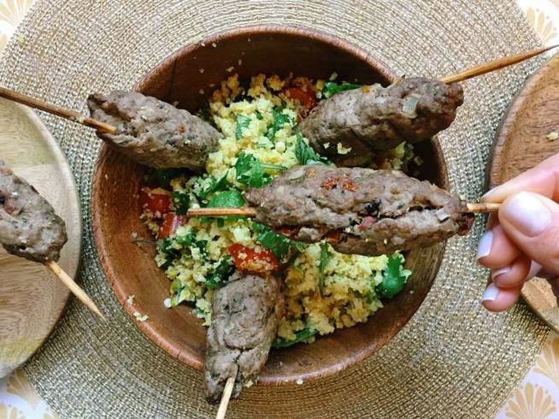 OBIAD NA NIEDZIELĘ: KEBAB Z SAŁATKĄ TABBOULEH Z PIECZONEGO KALAFIORA
