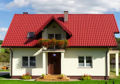 Właściciele domów muszą to zawiesić w widocznym miejscu! Zaniedbanie tego obowiązku to nawet 250 zł grzywny