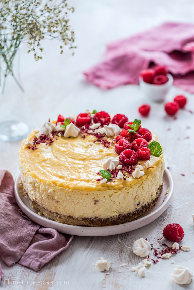Sernik cytrynowy z lemon curd i malinami